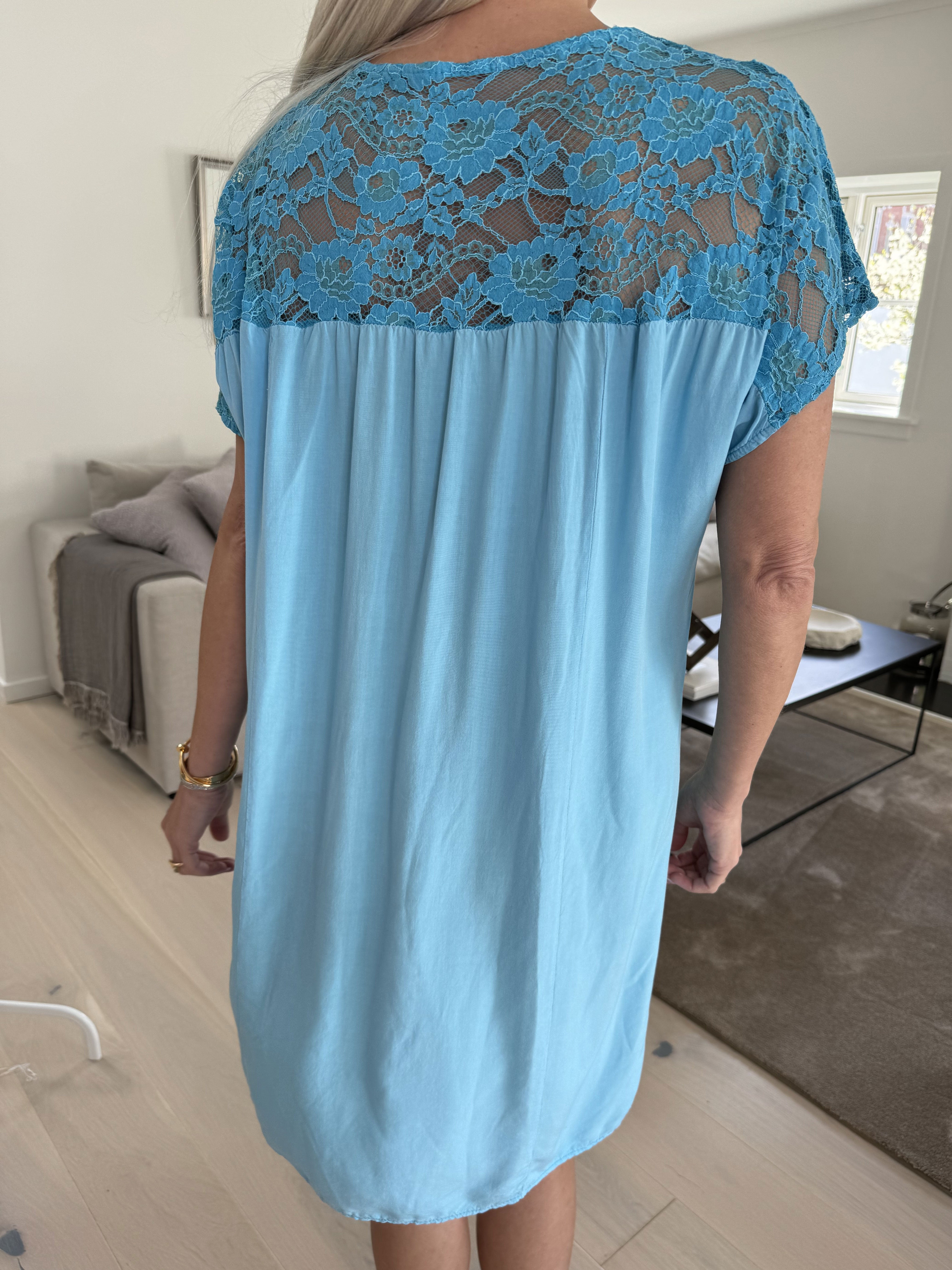 Martina - Sød kjole i viskose med blonde i toppen